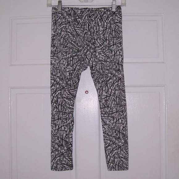 NIKE Abstract Black & White Print Cropped LEGGINGS *Cotton Spandex* - Picture 5 of 8